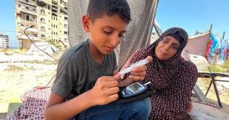 أطفال السكر في غزة… البقاء مرهون بجرعة أنسولين مؤجلة