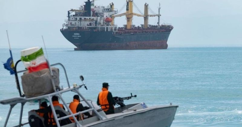 احتجاز سفينة قبالة الفجيرة واقتيادها إلى المياه الإيرانية