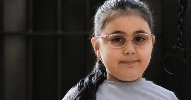 في السابعة من عمرها.. الطفلة إيلياء تخاف الكلام منذ ليلة اعتقال والديها