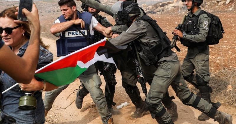 في اليوم العالمي لحرية الصحافة… البنادق والزنازين تلاحق الصحافي الفلسطيني