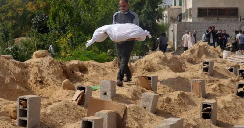 في غزة.. القبر الواحد يتسع لعائلة كاملة