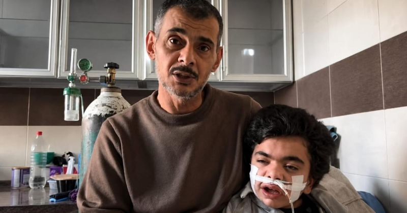 طفلة تتألم ووالد عاجز.. الحصار يغلق باب النجاة أمام الطفلة غزل الترك
