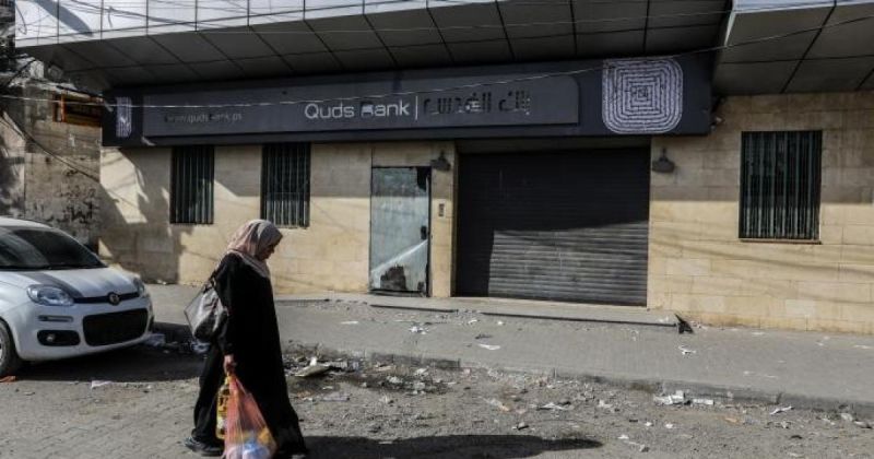 تجميد الحسابات المصرفية في غزة يكشف فجوة خطيرة في النظام المالي تحت الحرب