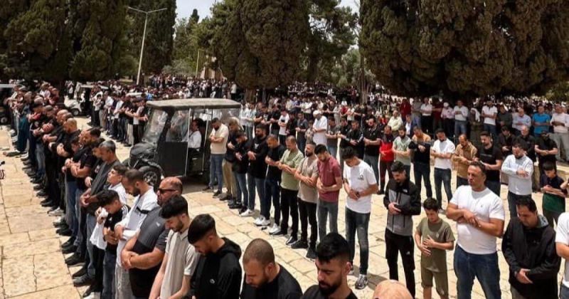 الاحتلال أغلق الأبواب.. والمرابطون فتحوا الطريق.. . 75 ألف مصلٍّ يُفشلون مخطط اقتحام الأقصى