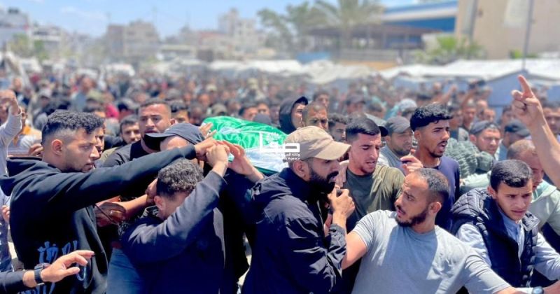 جماهير غفيرة تشيع جثمان القائد عز الدين الحداد وعائلته