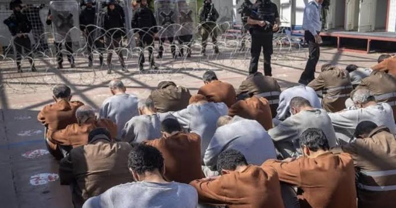أدوات قمع جديدة وتفتيش عارٍ بحق الأسرى