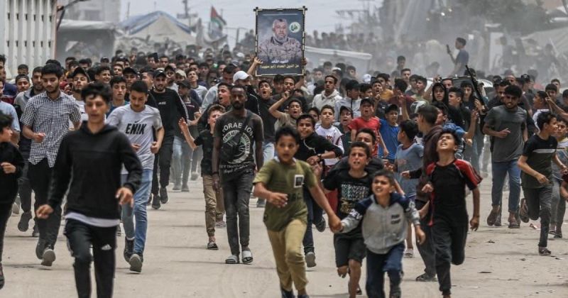 في جنازة عز الدين الحداد .. لم يكن المشيعون يسيرون خلف الجثمان ..  كانوا يركضون