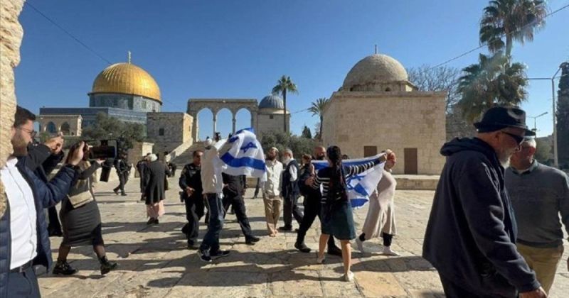 مستوطنين يقتحمون المسجد الأقصى تحت حماية شرطة الاحتلال