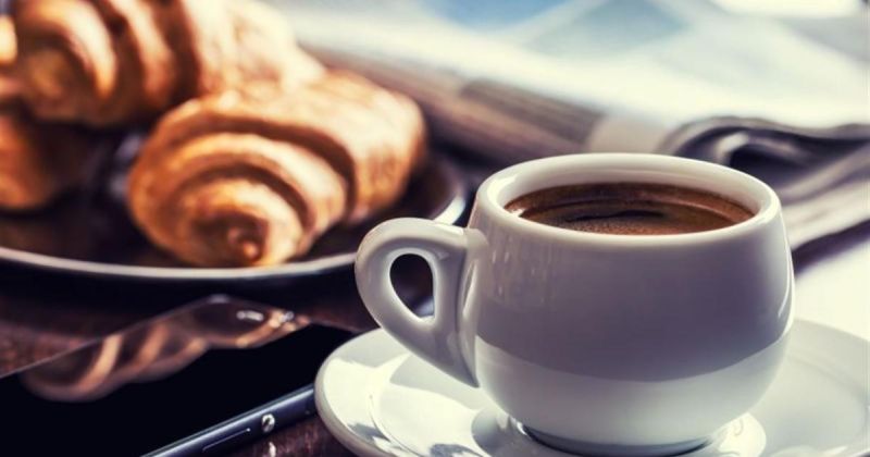 كيف يمكن أن تؤثر قهوة الصباح على الخلايا وآليات الشيخوخة وطول الحياة؟