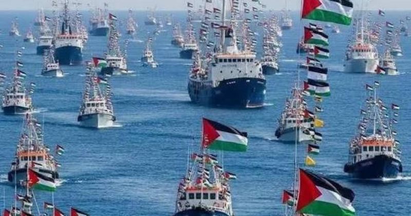 قوارب الاحتلال تطارد سفن أسطول الصمود