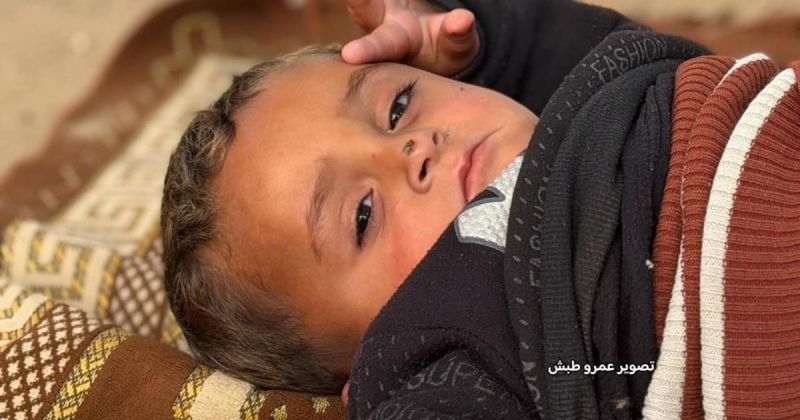 طفل ينتظر عبورًا للعلاج… وأرقام تكشف اتساع الأزمة