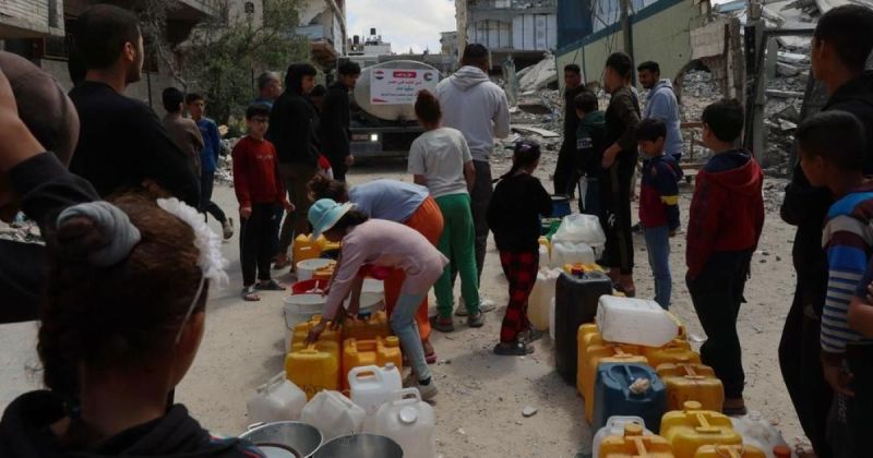 بين العطش والملوحة.. رحلة الماء التي تستنزف حياة النازحين في خيام غزة!