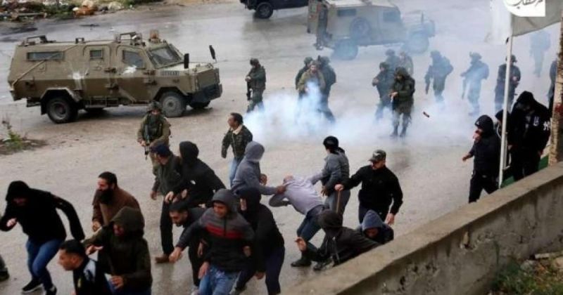 اقتحام مخيم الفوار وإصابات بهجوم للمستوطنين شمال الخليل