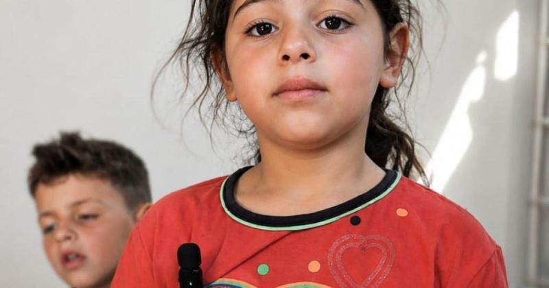 في غزة.. إيلين الصغيرة تحمل مسؤولية أسرة كاملة بعد فقد والدها