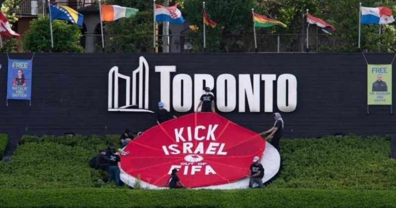 متظاهرون في تورونتو يطالبون بطرد إسرائيل من "فيفا" خلال فعاليات مونديال 2026