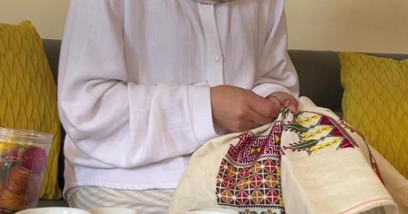 نداء مهنا.. حين تحوّلت اللوحة إلى بيتٍ بديل في غزة!