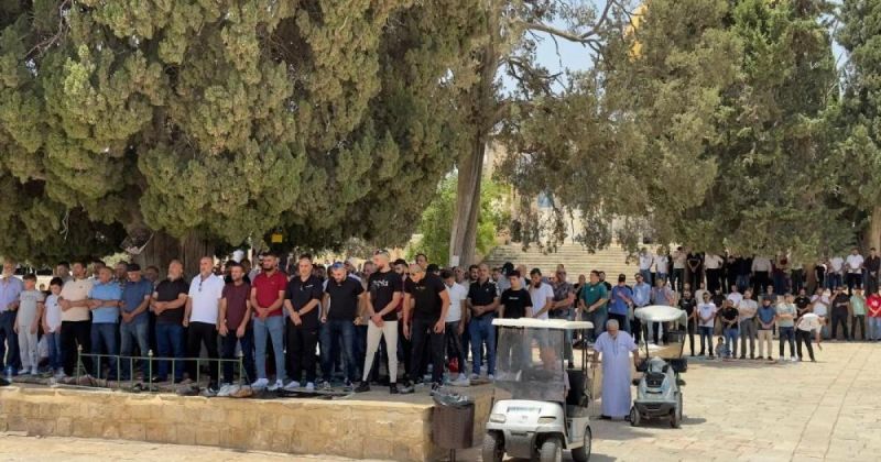 60 ألف مصلٍّ يؤدون صلاة الجمعة في المسجد الأقصى رغم قيود الاحتلال