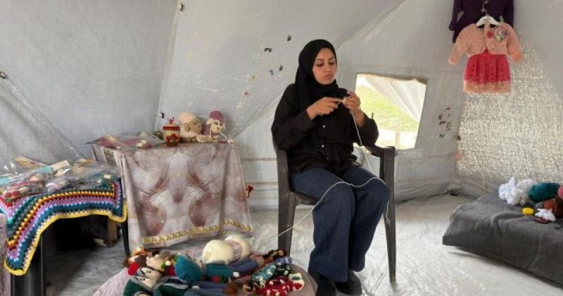 شيرين الكردي.. امرأة تنسج الطفولة بخيوطٍ ملوّنة وسط ركام غزة!