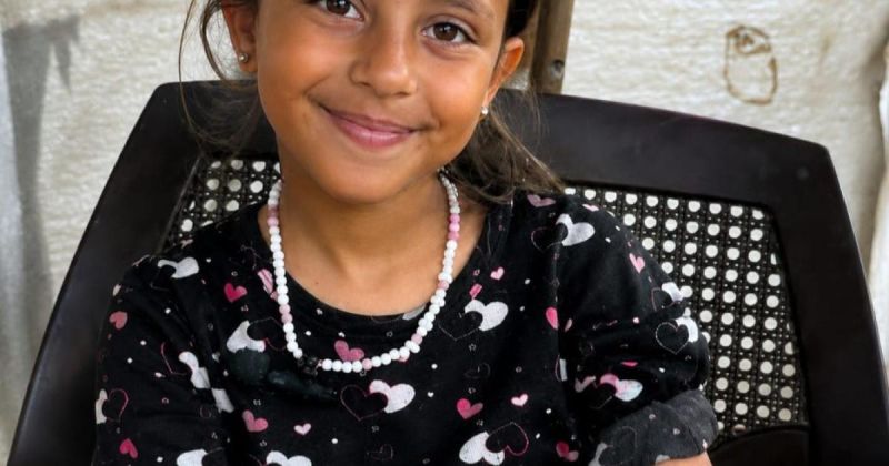 دعاء عسلية.. طفلة تحلم بيدٍ تعيد إليها التصفيق