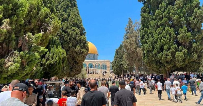 عشرات الآلاف يؤدون صلاة الجمعة في الأقصى رغم قيود الاحتلال