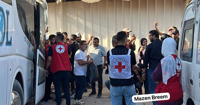 الإفراج عن 60 أسيرًا من سجن النقب ووصولهم إلى غزة بحالة صحية متدهورة