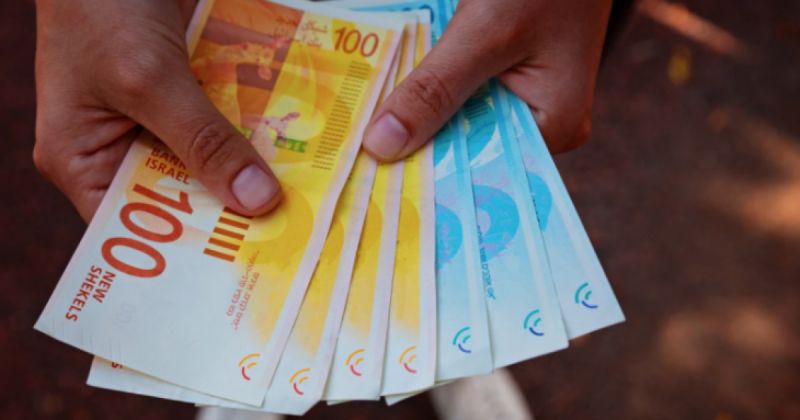 "النقد" تُبقي الخصم عند 25% لموظفي غزة