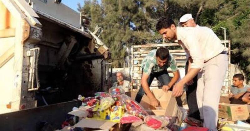 غزة : الاقتصاد تضبط وتتلف أطناناً من المجمدات والسلع الفاسدة