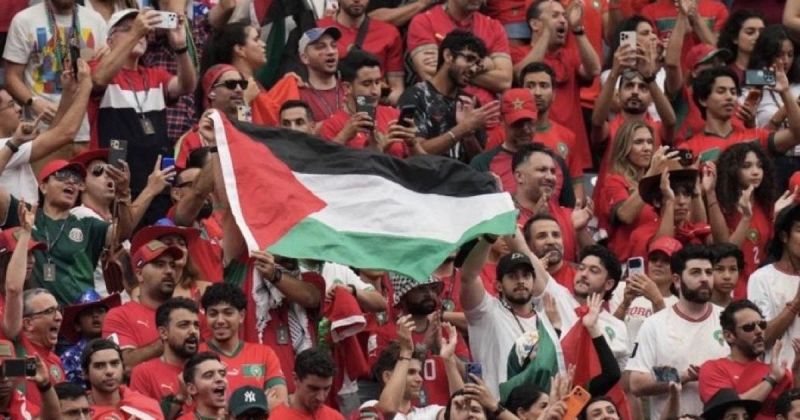 جماهير المغرب تواصل دعم فلسطين في المونديال بعد التأهل إلى ربع النهائي
