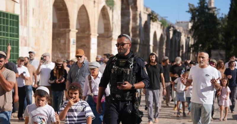 أكثر من 900 مستوطن يقتحمون الأقصى بحراسة الشرطة الإسرائيلية