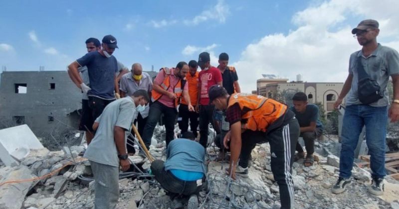 الدفاع المدني يستأنف انتشال جثامين الشهداء ويحذر من نقص الإمكانات في غزة