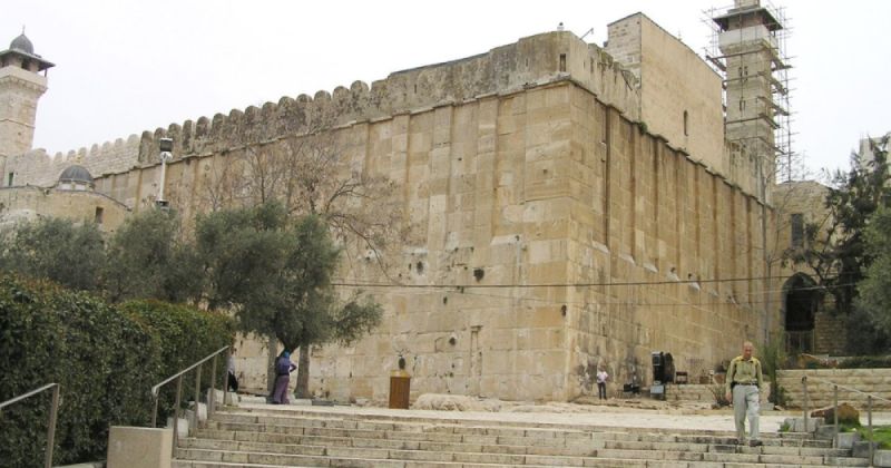 الاحتلال يغلق المسجد الإبراهيمي ويمنع المصلين.. وحماس تحذر من مخطط التهويد
