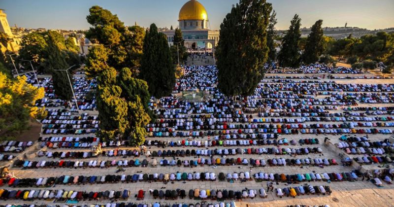 الاحتلال يضيّق على المصلين.. وعشرات الآلاف يؤدون الجمعة في المسجد الأقصى