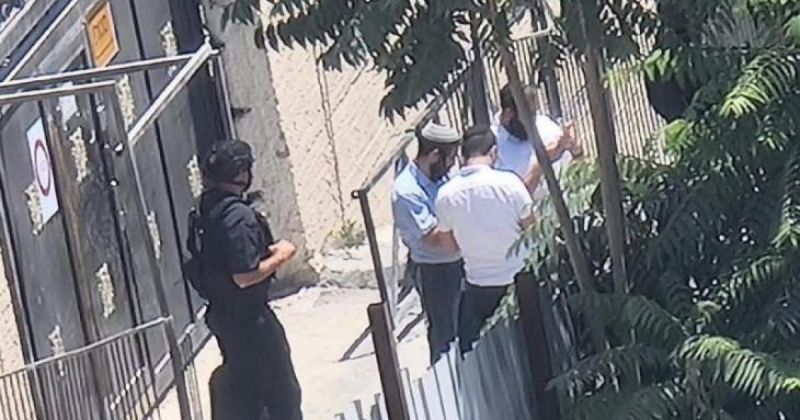 للمرة الثانية.. متطرف إسرائيلي يقتحم مدرسة فلسطينية في مخيم شعفاط ويضع لافتات "مغلق"