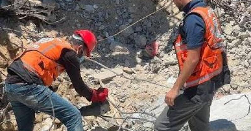 الدفاع المدني ينتشل رفات 19 شهيدًا من تحت أنقاض عمارة "كرم" بغزة