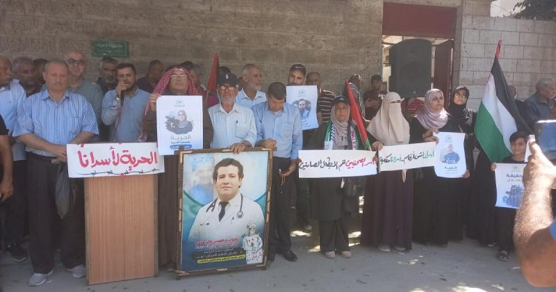 وقفة أمام الصليب الأحمر في غزة للمطالبة بالإفراج عن الصحفيين الأسرى ووقف الانتهاكات بحقهم