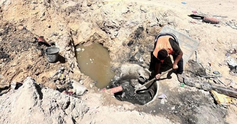 بلدية خان يونس تبدأ مشروعًا طارئًا لمعالجة طفح الصرف الصحي