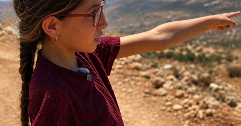 من بين الركام وتحت أنقاض منزلها في قرية المغير قالت فضة: الأرض أهم من ألعابي