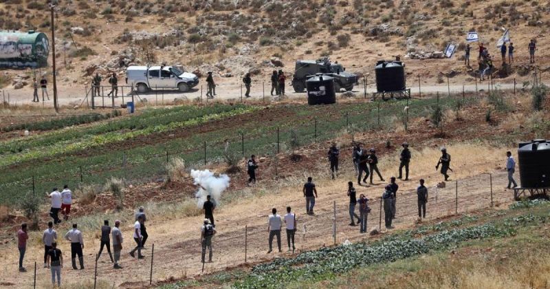 مستوطنون يعتدون على شبان برش غاز الفلفل شمال شرق رام الله