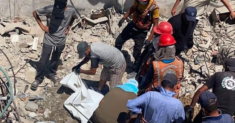انتشال جثامين ورفات شهداء من أنقاض منزل لعائلة عطا الله بغزة
