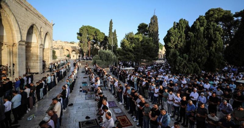 عشرات آلاف الفلسطينيين يؤدون الجمعة في الأقصى رغم تشديدات الاحتلال