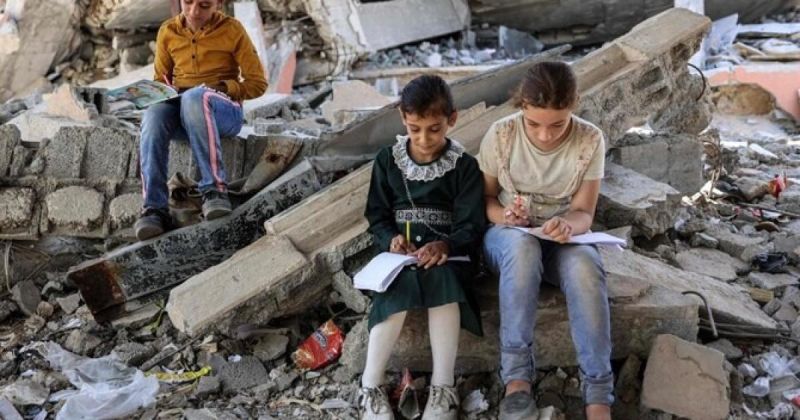 أثار المجاعة في غزة تضرب التحصيل الدراسي للأطفال وتعمّق أزمة التعليم