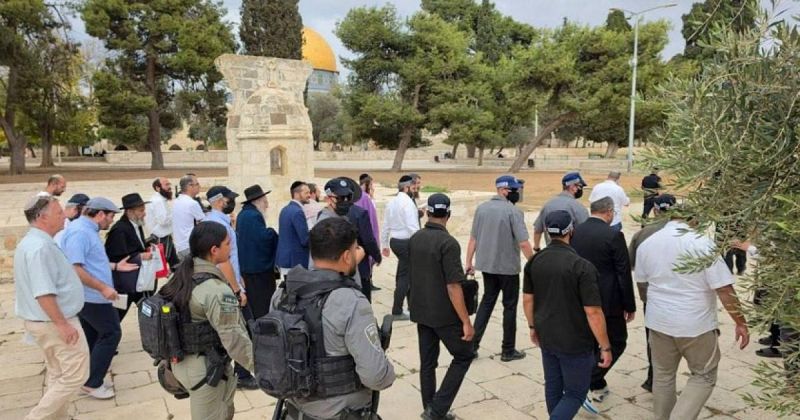 بن غفير يقتحم الأقصى ويؤدي صلوات عند حائط البراق