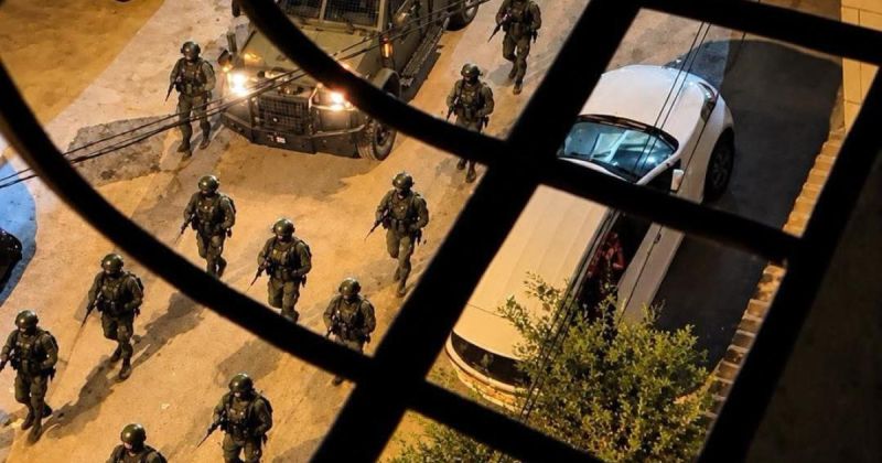 الاحتلال يواصل عدوانه على الخليل ويهجّر عائلات في أنحاء الضفة الغربية