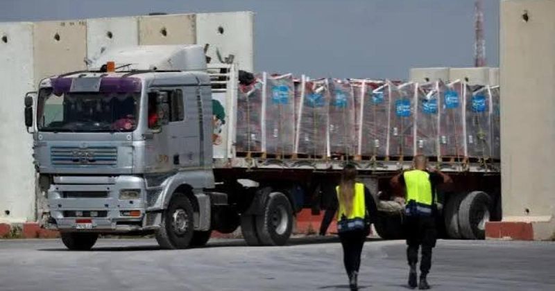 مركز حقوقي يطالب بالتراجع عن وقف مساعدات غزة