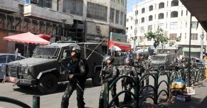 الأورومتوسطي: الاحتلال ينهب أموالًا ومصاغًا ذهبيًا ويهجّر مئات العائلات في الخليل