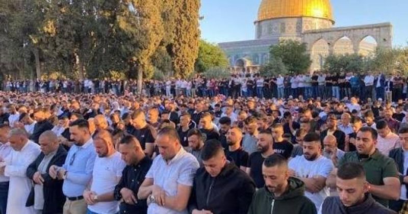 عشرات الآلاف يؤدون الجمعة في الأقصى رغم القيود