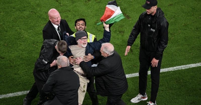 اقتحام الملعب بالعلم الفلسطيني وكرات التنس.. احتجاجات جديدة توقف مباراة أيرلندا والنمسا مرتين