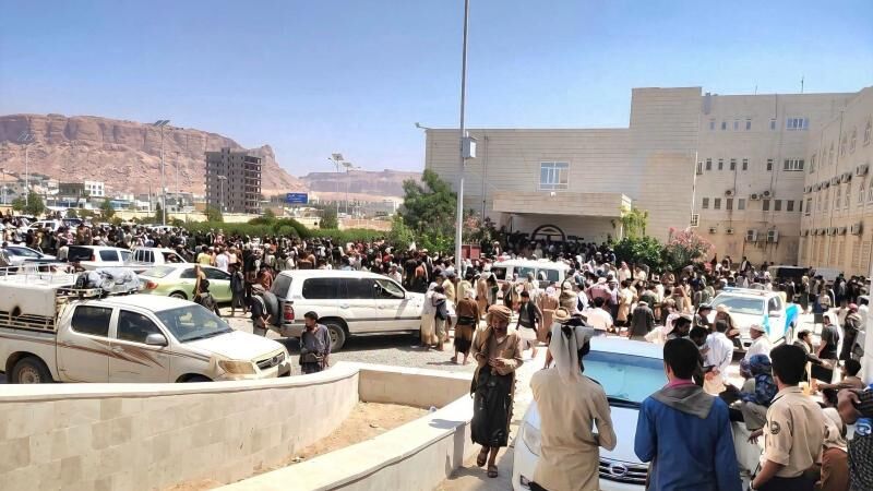 عشرات القتلى والجرحى في هجوم صاروخي حوثي على معسكر بمحافظة شبوة
