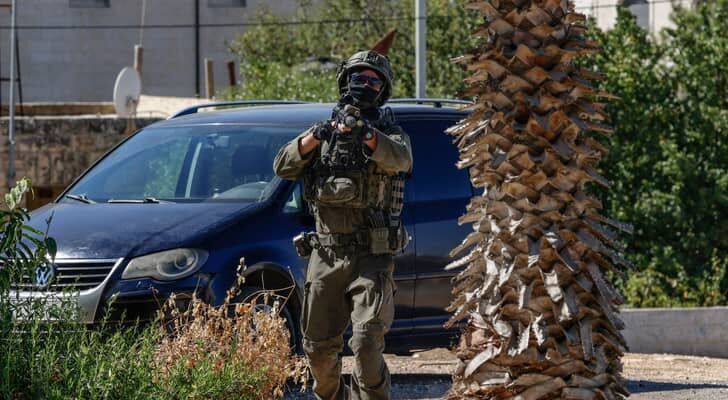 حملة اعتقالات واسعة تطال 14 مواطناً وتصعيد عسكري في محافظات الضفة