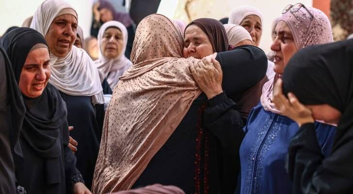 جماهير رام الله تشيع جثماني الشهيدين شحادة والنعسان في قرية المغير